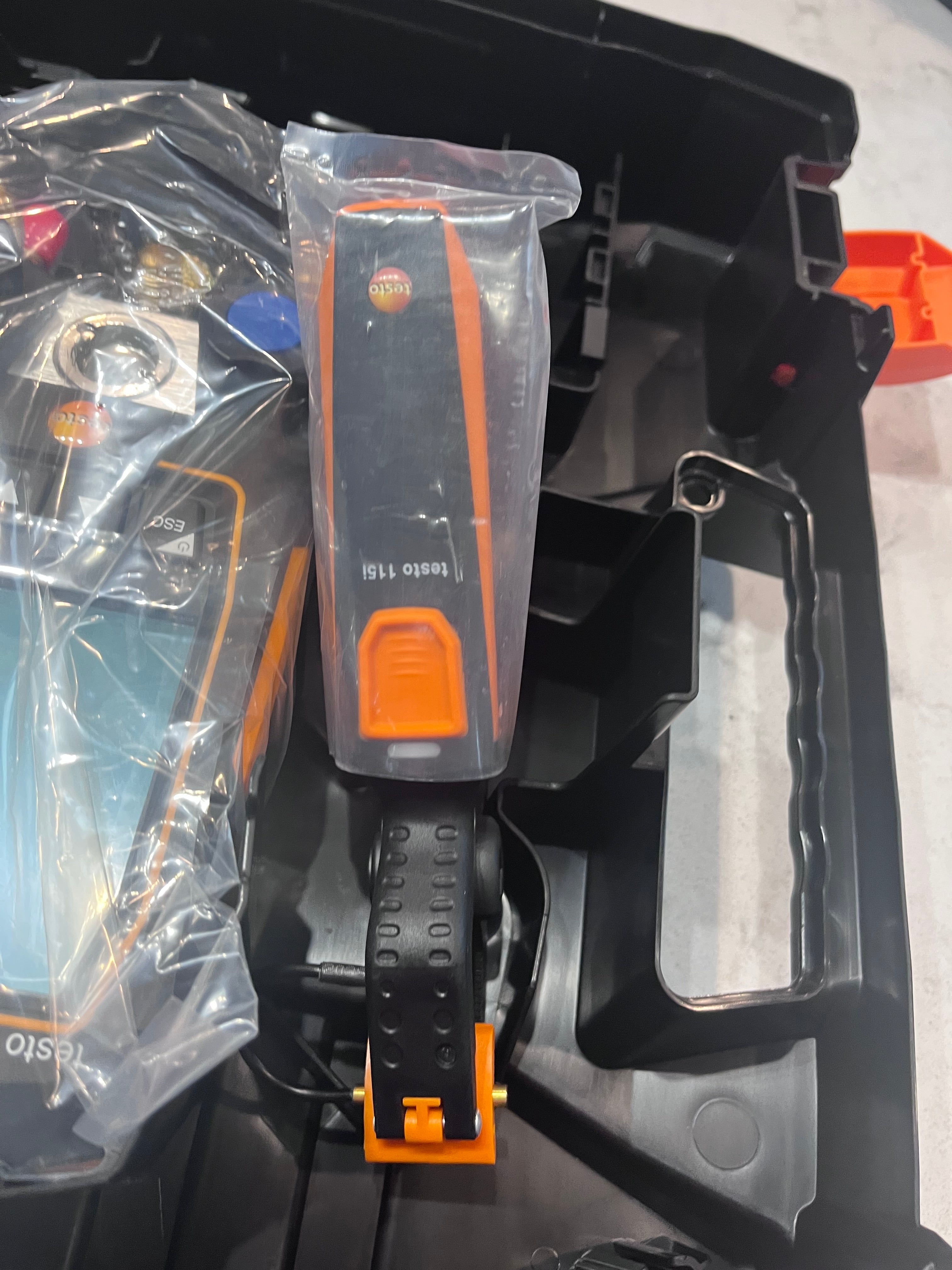 Open Box testo 550s AC Manifold Gauge Set - Manifold Gauges Hvac and Refrigeration - Incl. 2 Wired Temperature Clamp Probes - AC Recharge Kit with sup