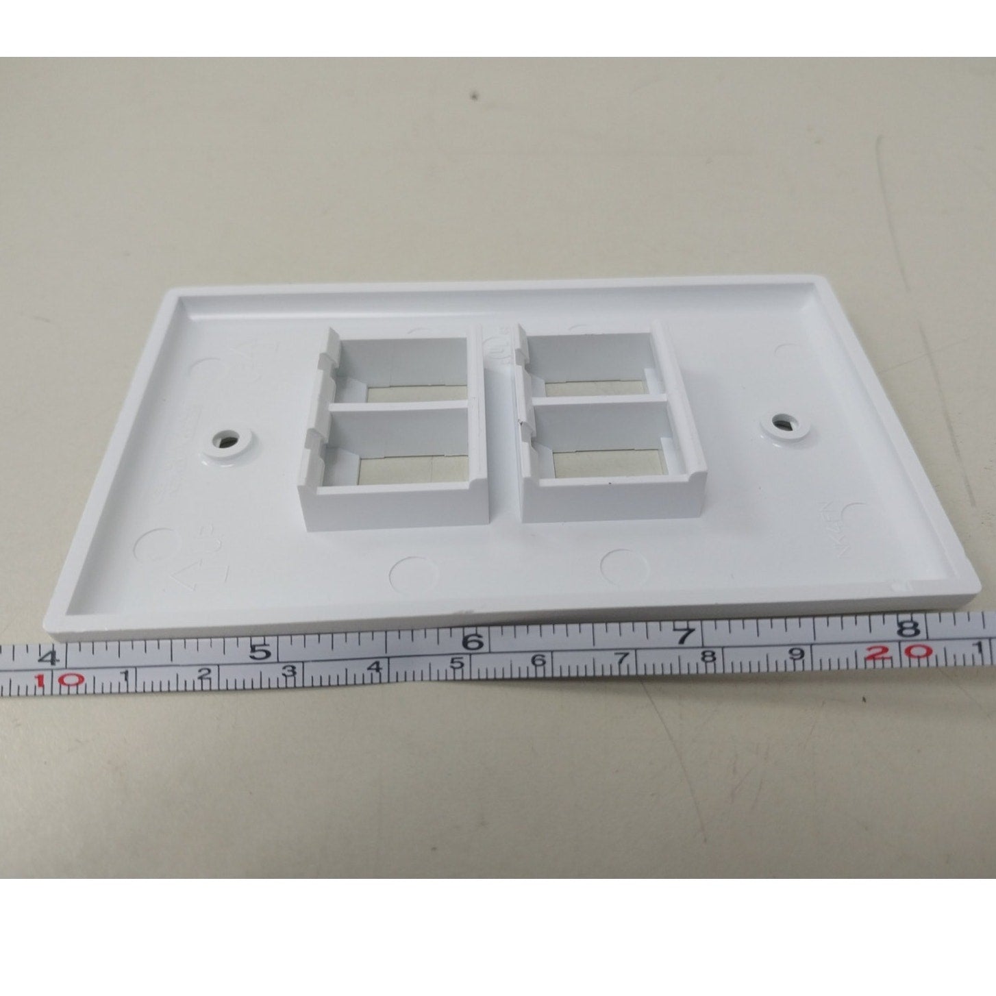 New Panduit Netkey NK4FNWH 4 Position White Plastic Faceplate