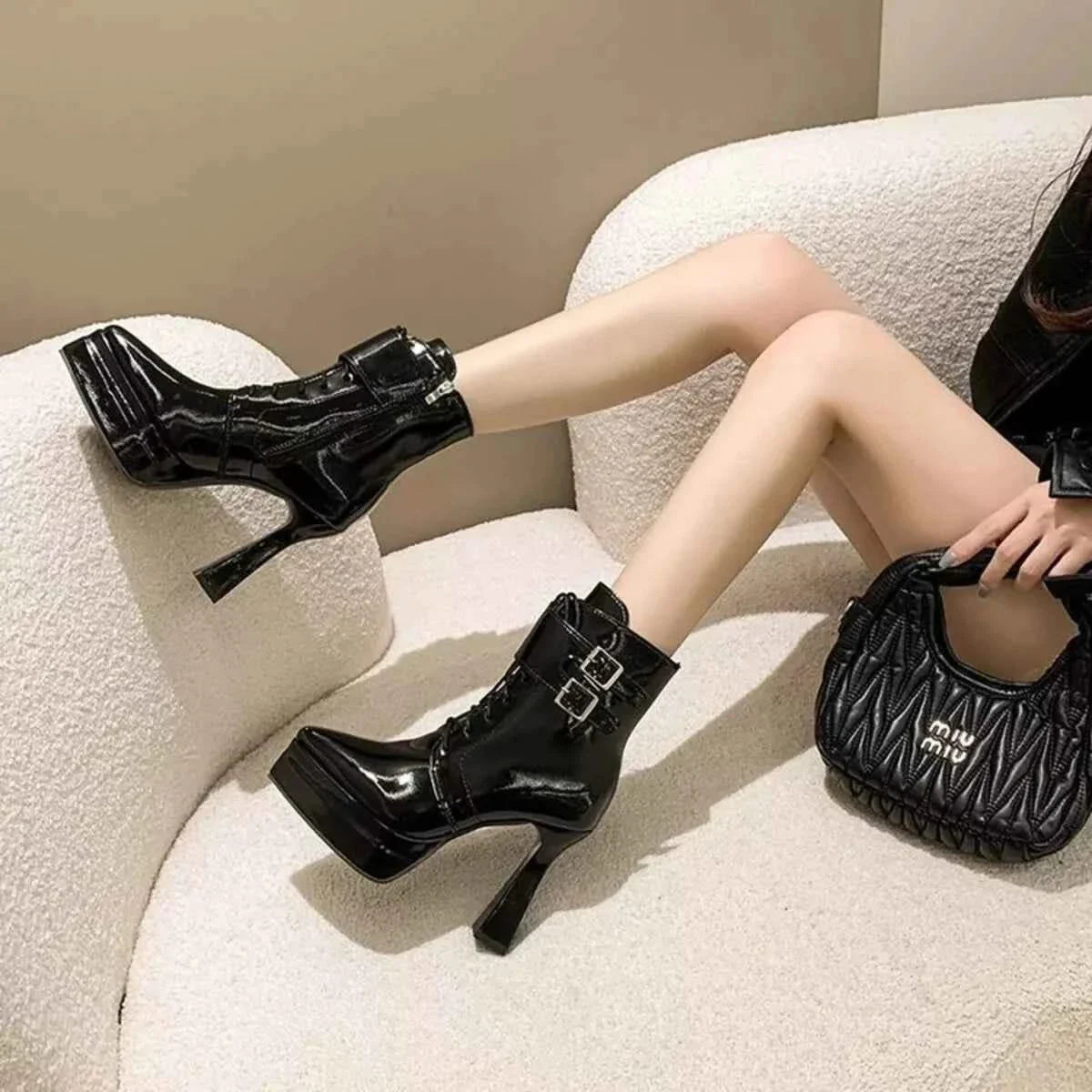 Lace Up Women's Round Toe : Chunky Heel Ankle Boots