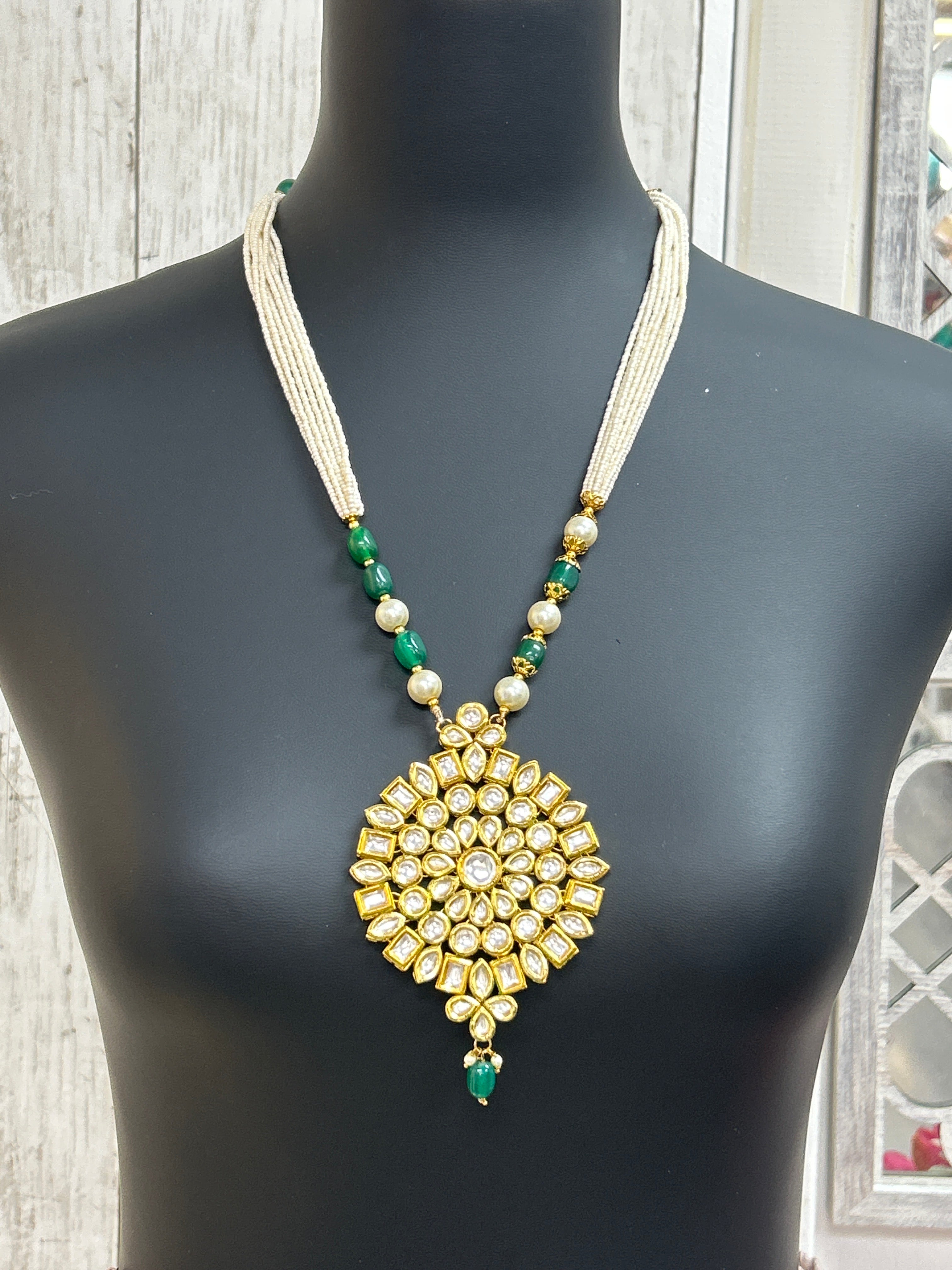 Big pendant kundan necklace