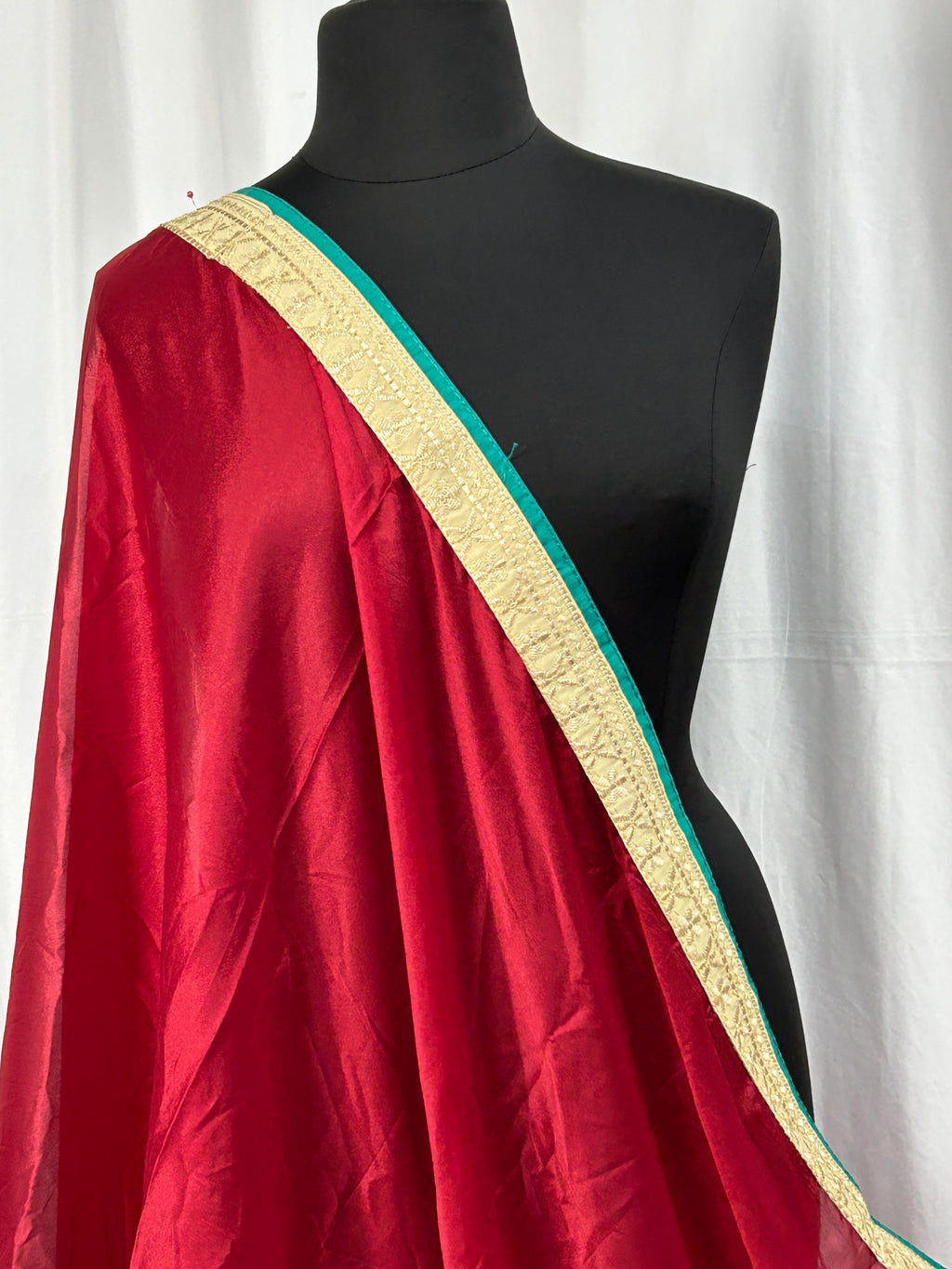 Maroon dupatta: chiffon