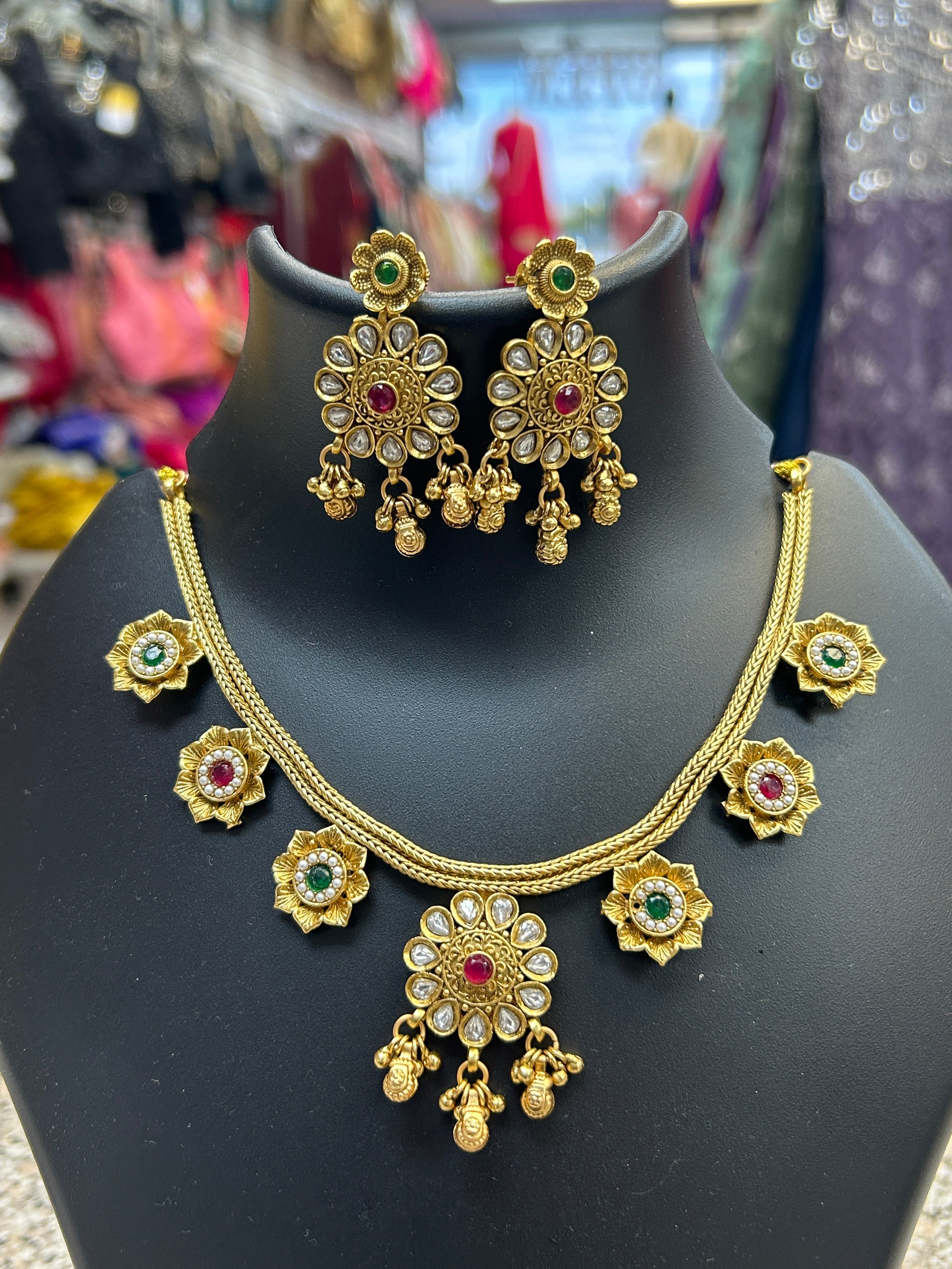 Gold polished necklace set