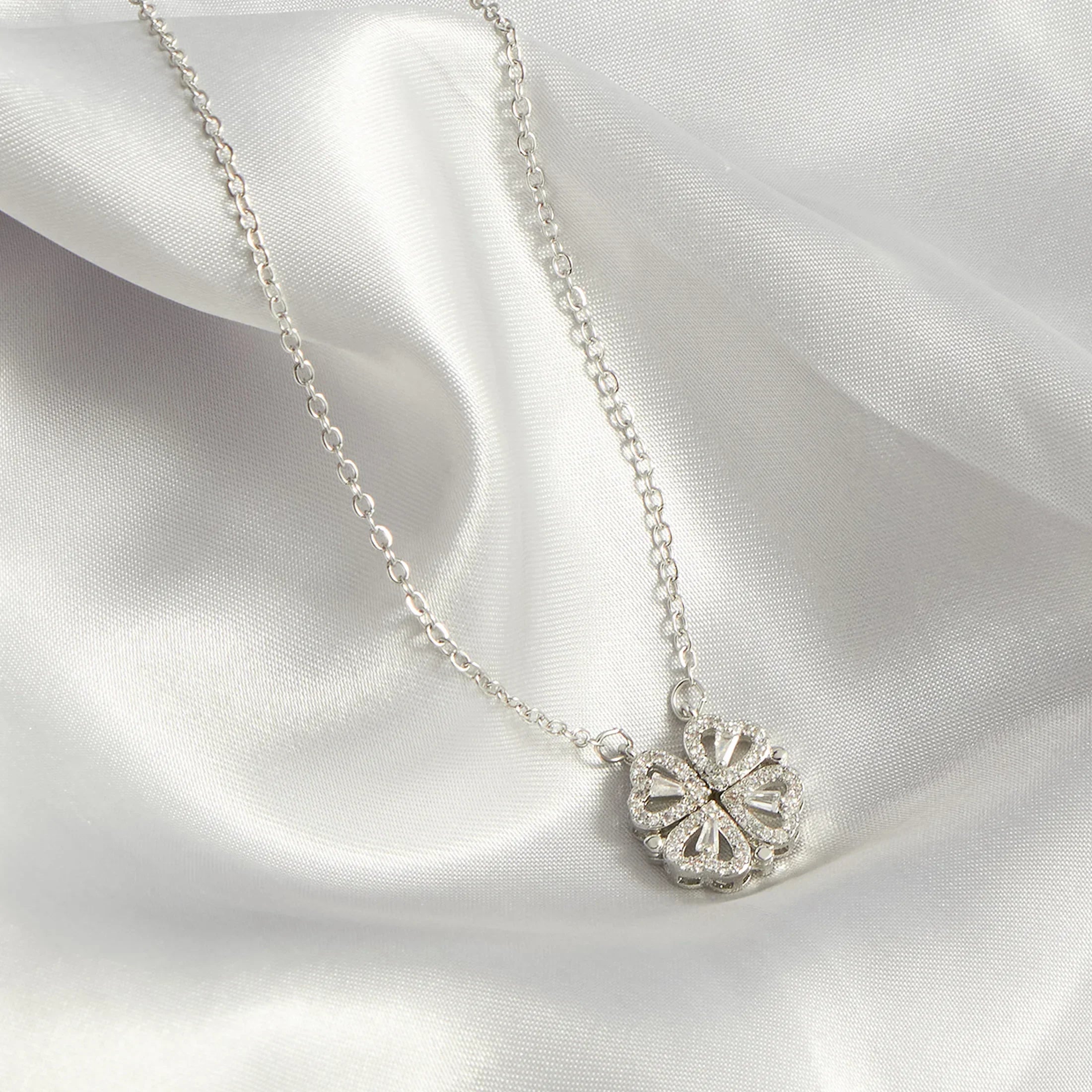 One Four-leaf clover lady small crowd necklace pendant titanium steel necklace lady jewelry