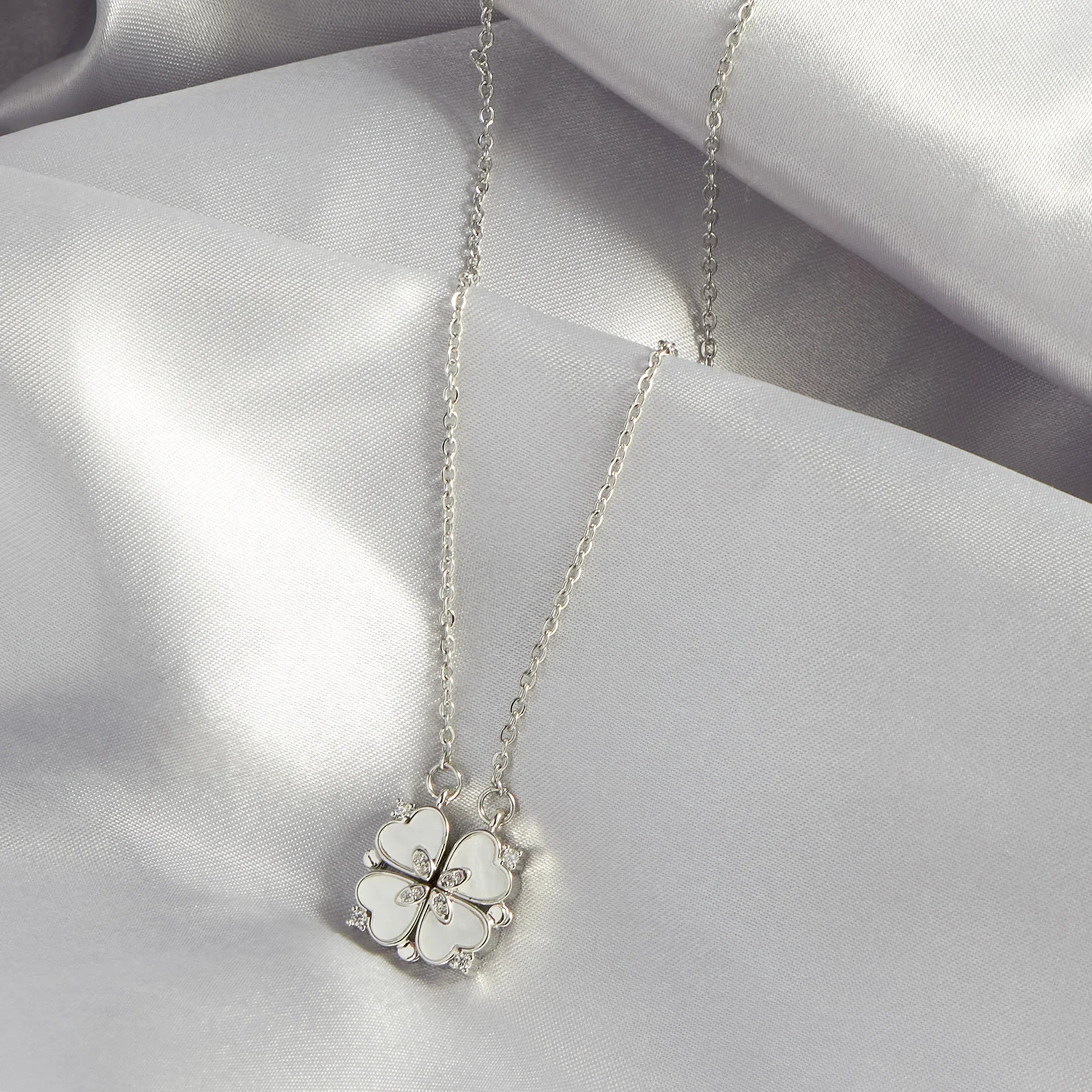 One Four-leaf clover lady small crowd necklace pendant titanium steel necklace lady jewelry