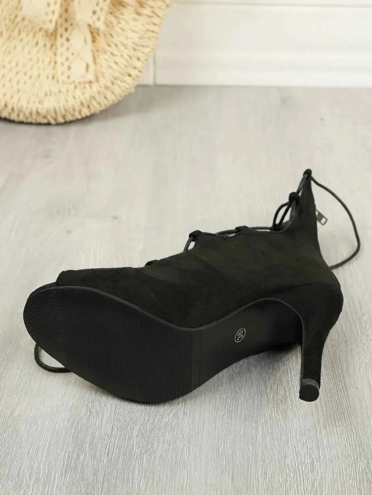 Elegant Lace-Up : High Heel Sandals