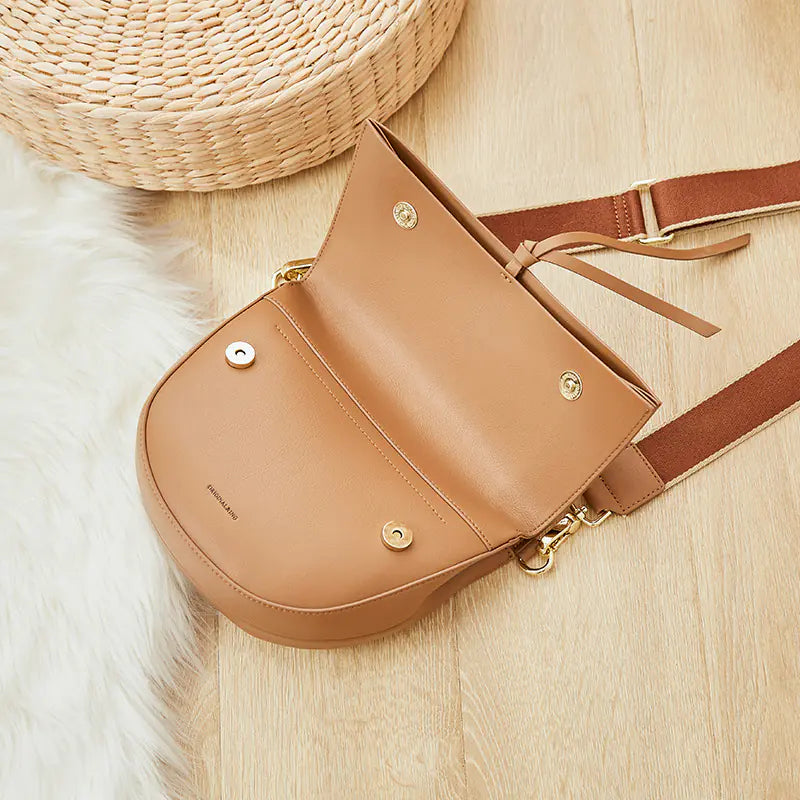Versatile Leather Shoulder Bag with Retro Saddle Design
