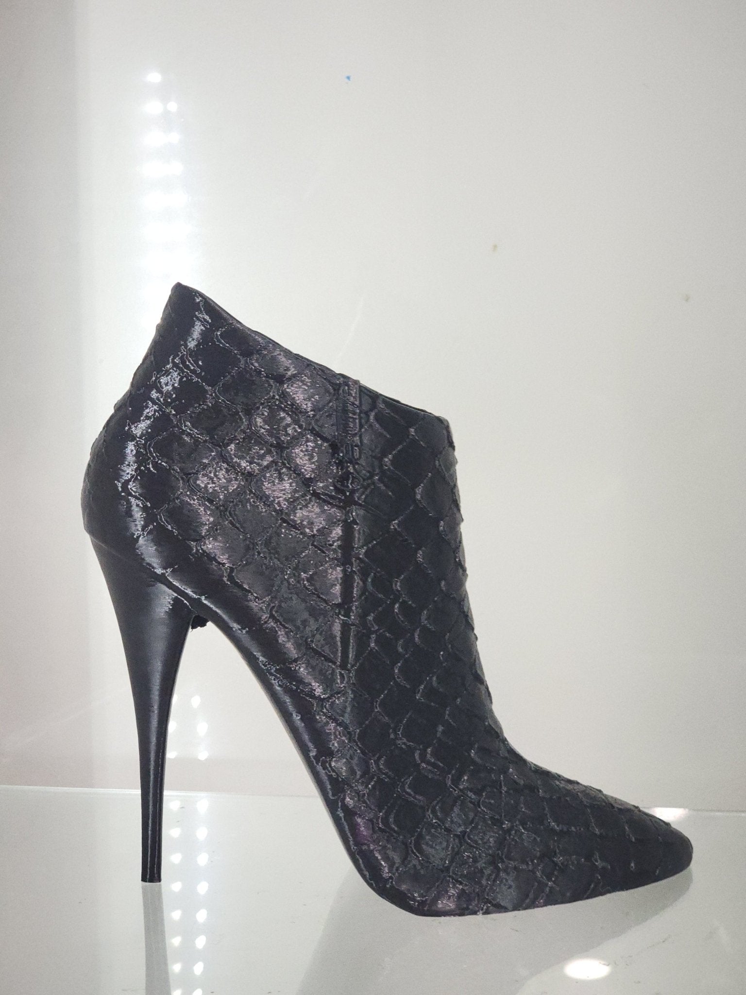 Glam High Heel Brush Holder – Stylish Makeup Organizer