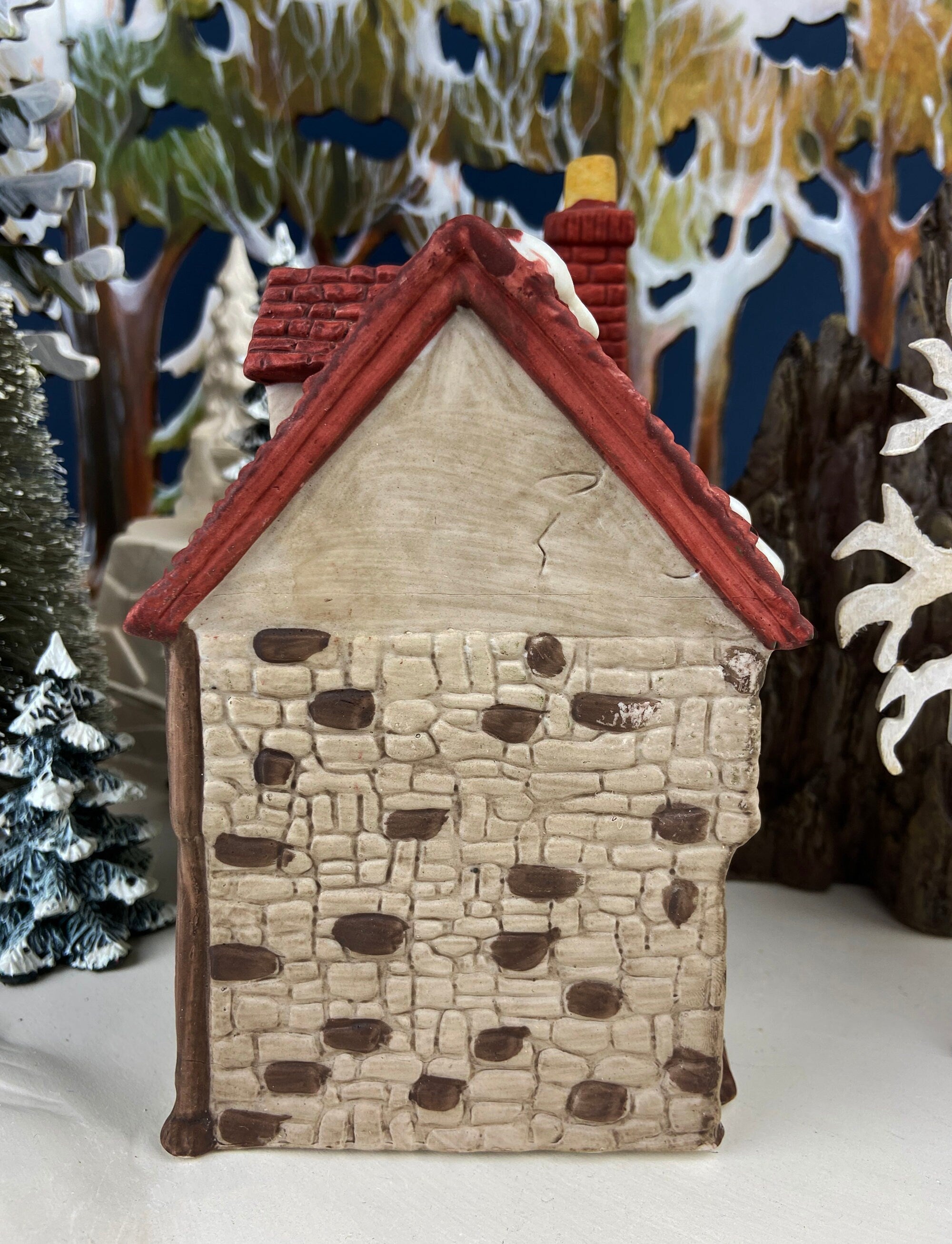 Crowntree Inn Christmas Village House by Dept 56.  Illuminated  Dickens Village Series. Made in Taiwan. Christmas Village/Diorama.