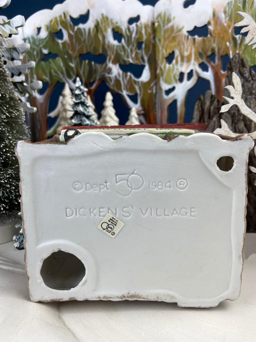 Crowntree Inn Christmas Village House by Dept 56.  Illuminated  Dickens Village Series. Made in Taiwan. Christmas Village/Diorama.