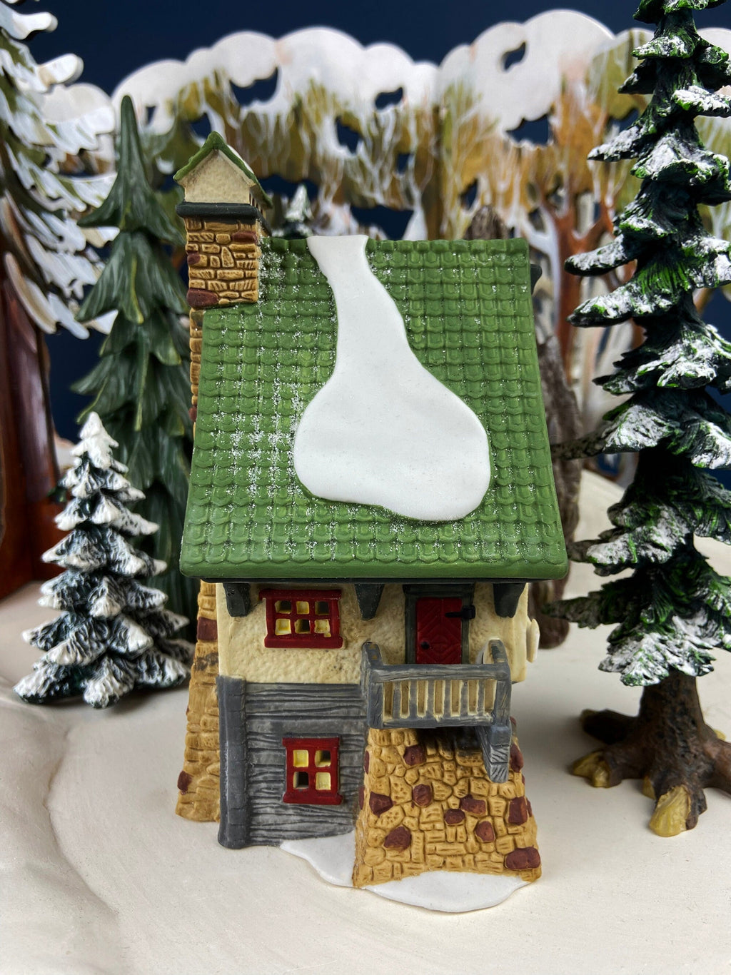 Dept. 56. Elves Bunkhouse.  Illuminated Christmas Village Porcelain House. North Pole Series. Holiday Decor.