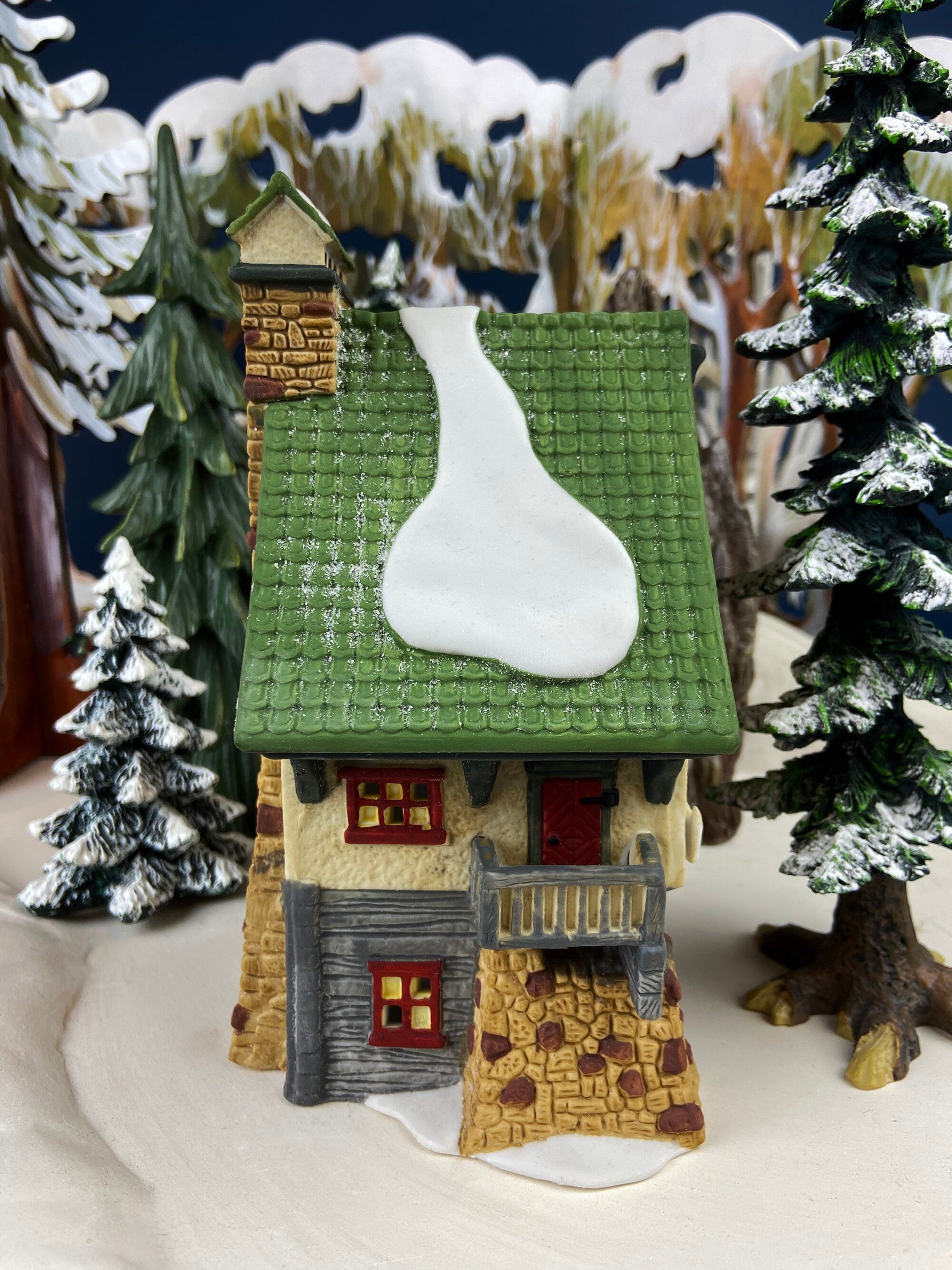 Dept. 56. Elves Bunkhouse.  Illuminated Christmas Village Porcelain House. North Pole Series. Holiday Decor.